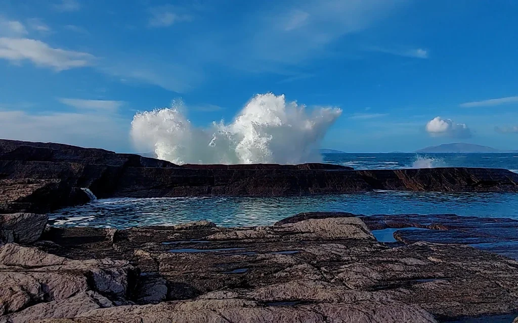 Waves crashing at Culoo Rock