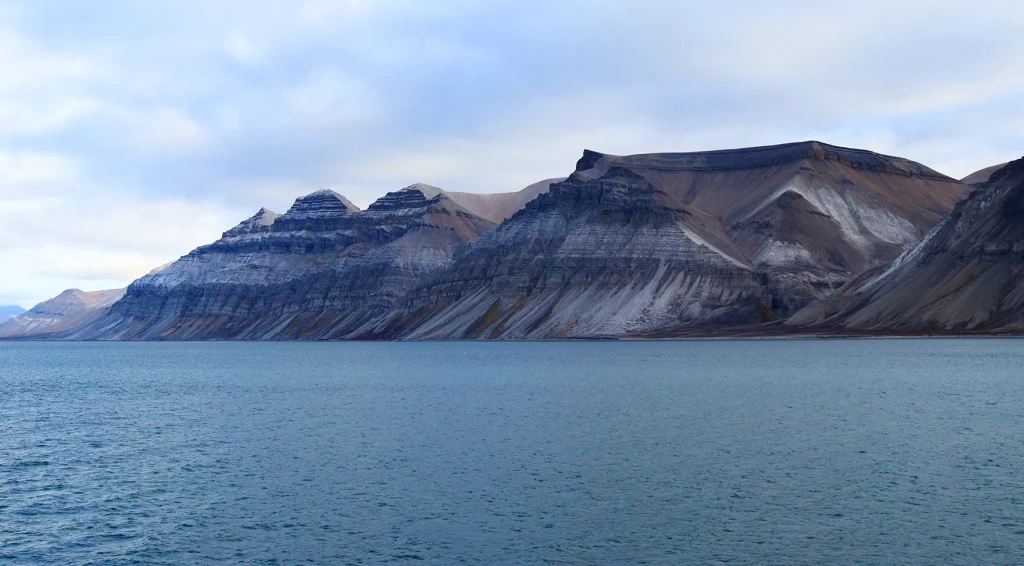 Gipshuken, Cowantoppen and Brisingefjellet along Billefjorden