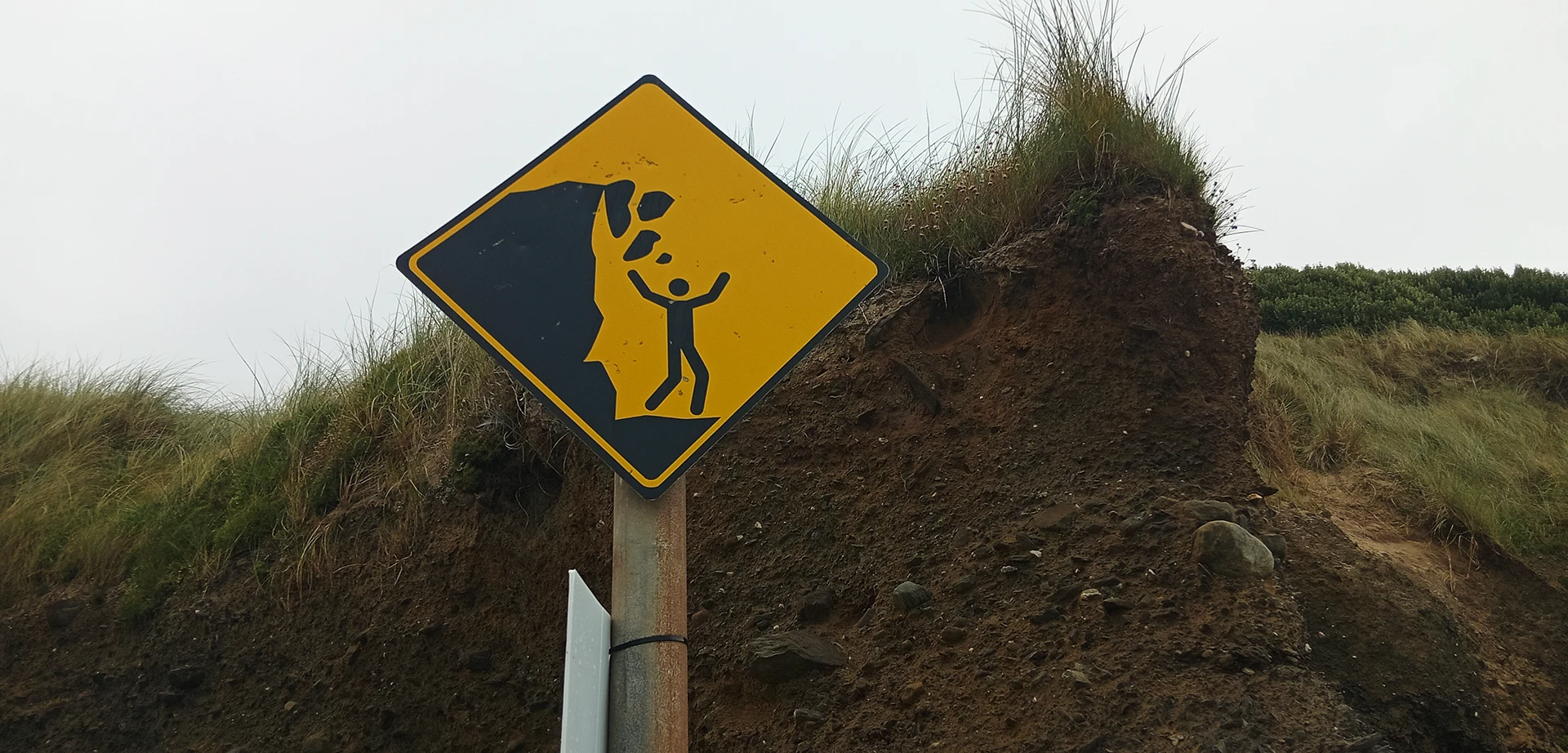 Rockfall sign at Owenahincha
